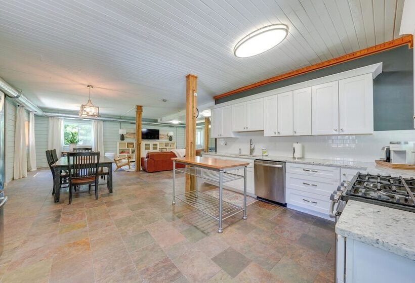 Peaceful Warrenville Home: 1 Mi To Herrick Lake!
