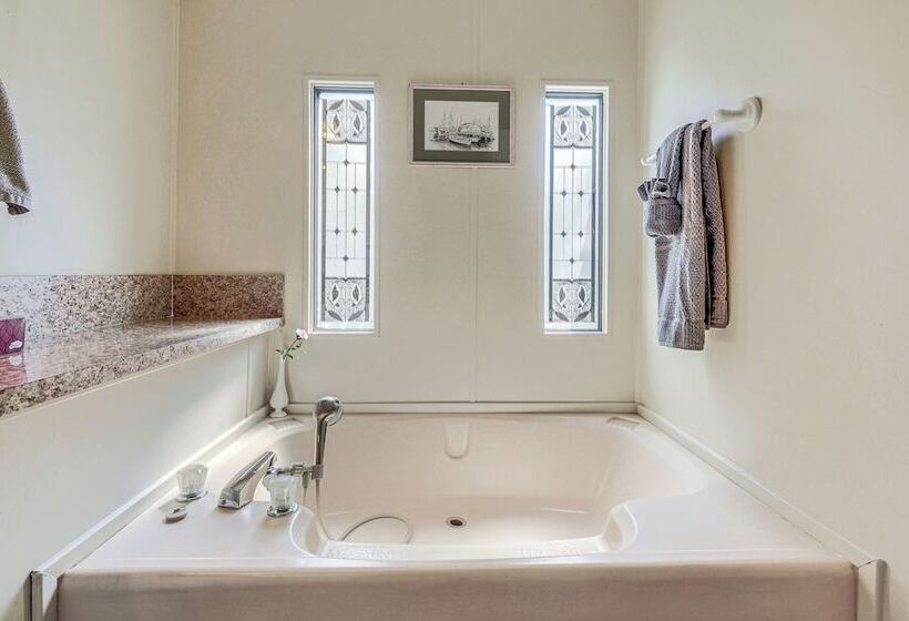 Walk To Indian River From Pet Friendly Home!