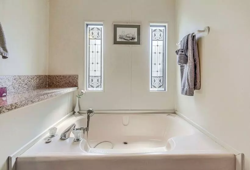 Walk To Indian River From Pet Friendly Home!