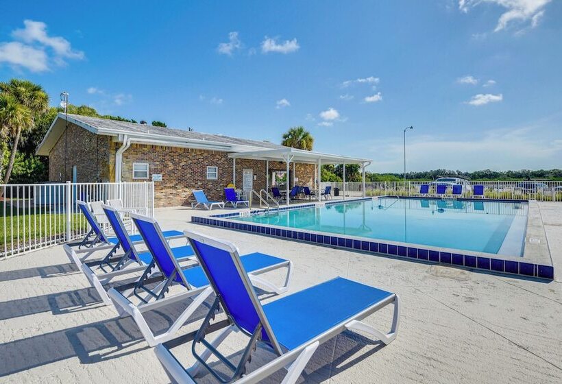 Walk To Indian River From Pet Friendly Home!