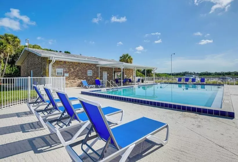 Walk To Indian River From Pet Friendly Home!