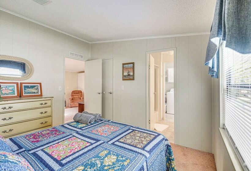 Walk To Indian River From Pet Friendly Home!