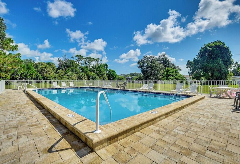 Walk To Indian River From Pet Friendly Home!