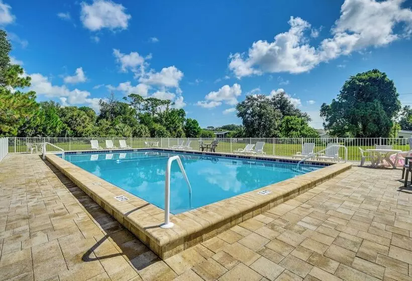 Walk To Indian River From Pet Friendly Home!