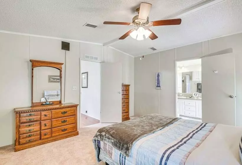 Walk To Indian River From Pet Friendly Home!