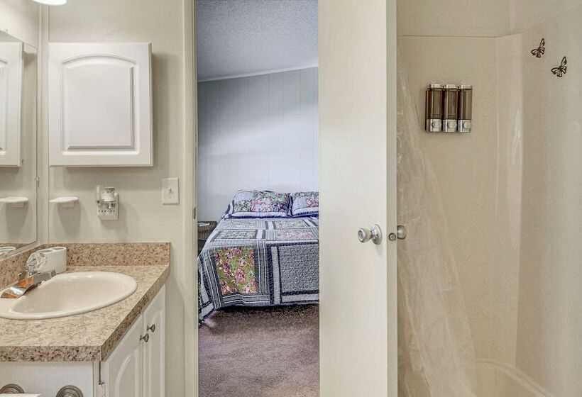 Walk To Indian River From Pet Friendly Home!