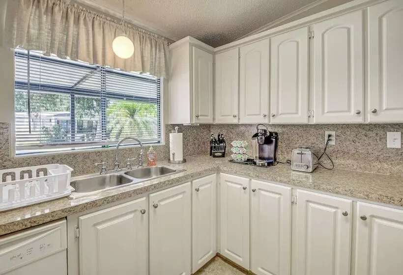 Walk To Indian River From Pet Friendly Home!