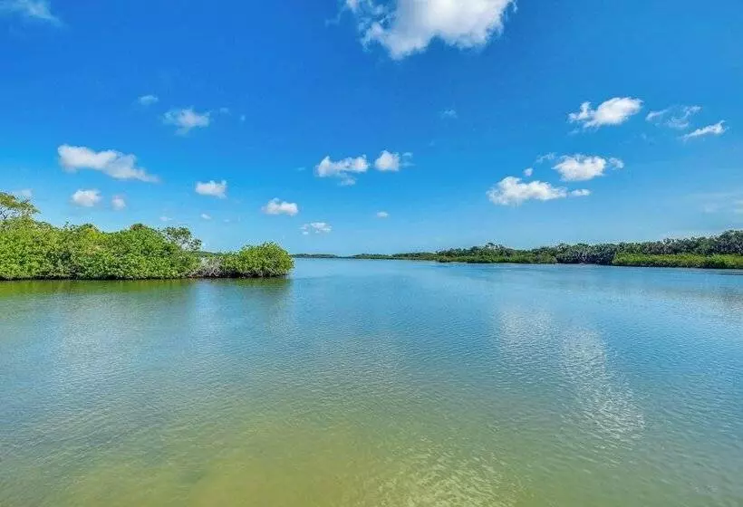 Walk To Indian River From Pet Friendly Home!