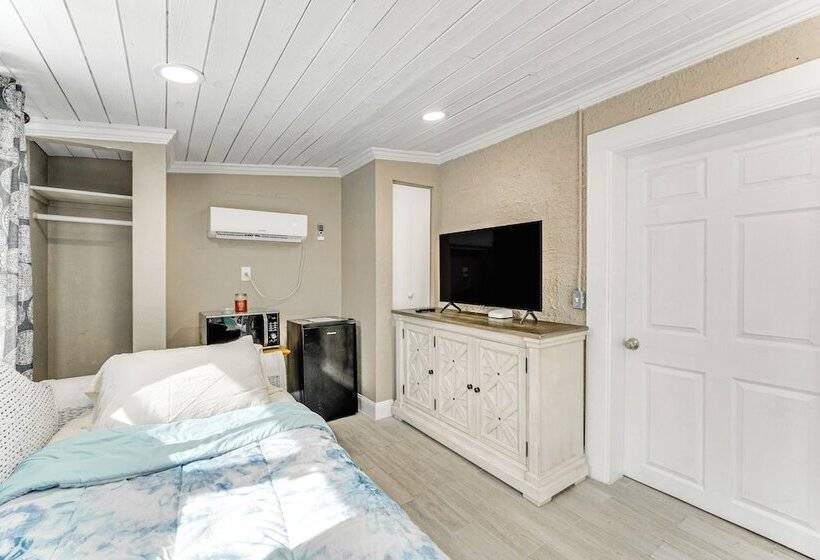 Port Charlotte Abode W/ Heated Pool, Grill & Yard!