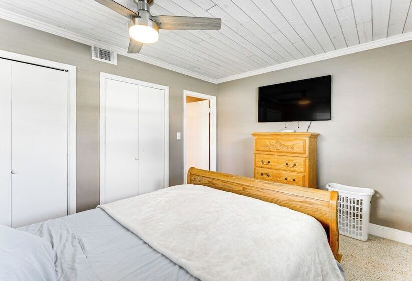 Port Charlotte Abode W/ Heated Pool, Grill & Yard!