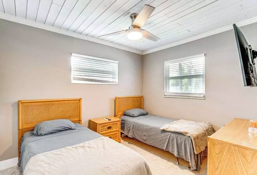 Port Charlotte Abode W/ Heated Pool, Grill & Yard!