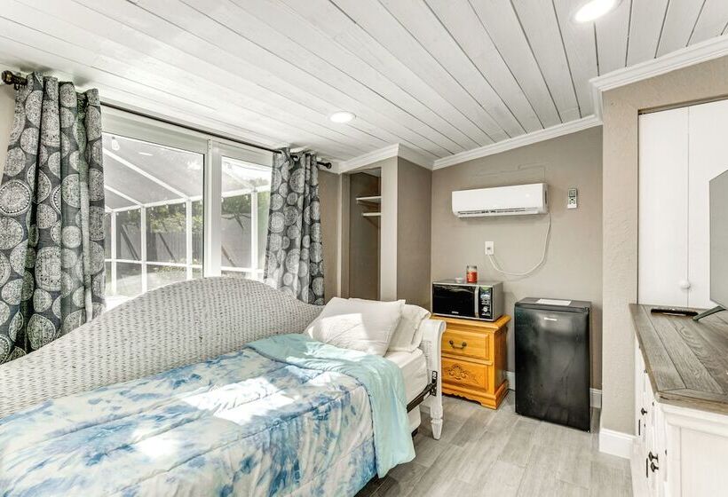 Port Charlotte Abode W/ Heated Pool, Grill & Yard!