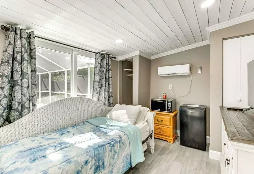 Port Charlotte Abode W/ Heated Pool, Grill & Yard!