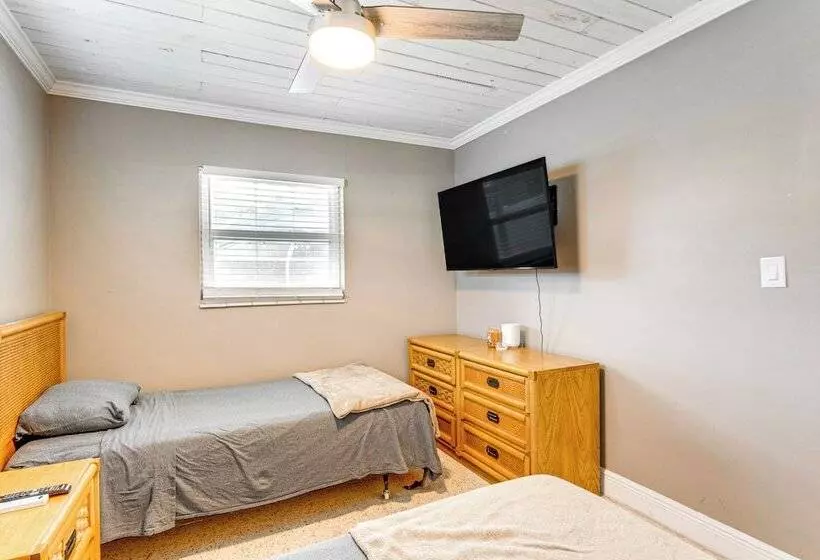 Port Charlotte Abode W/ Heated Pool, Grill & Yard!