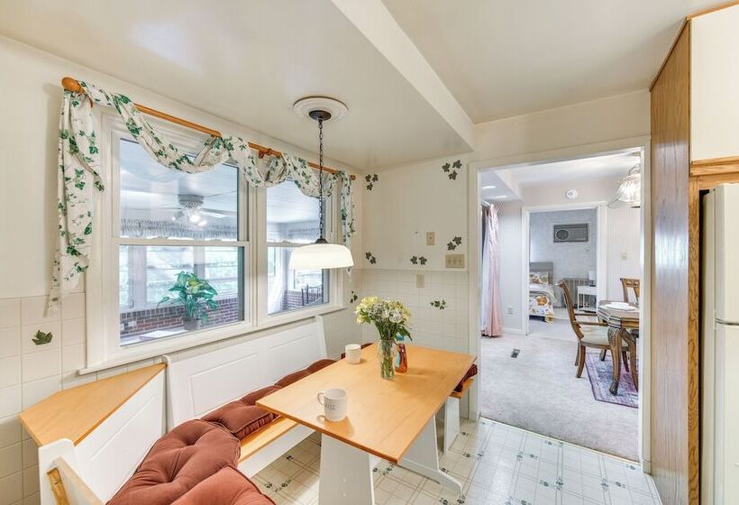 Sinking Spring Home W/ Large Sunroom & Fire Pit!