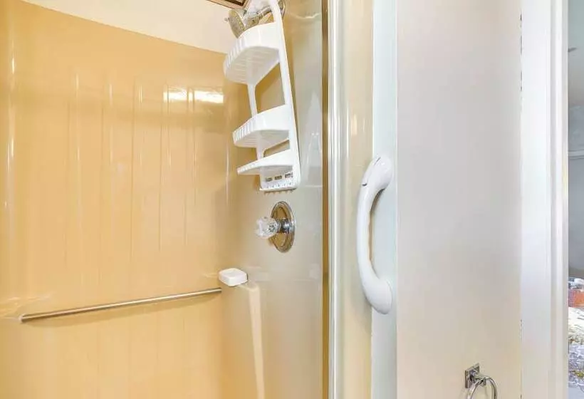 Sinking Spring Home W/ Large Sunroom & Fire Pit!