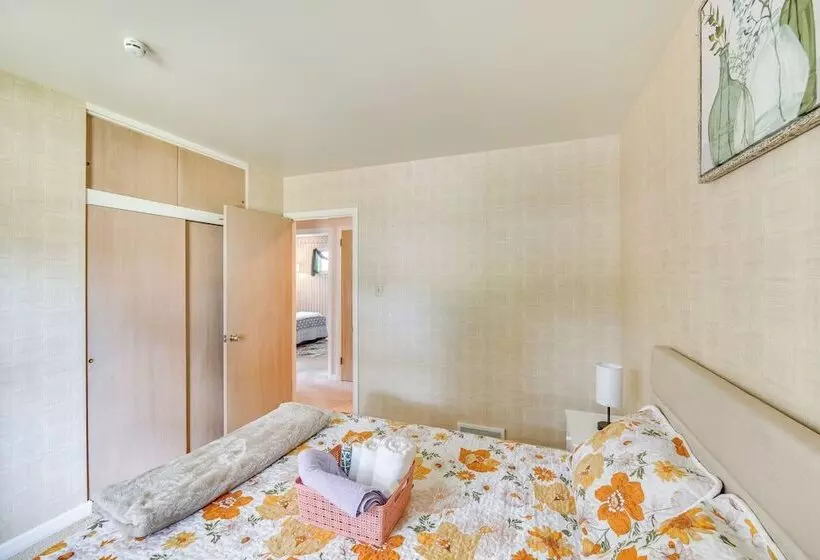 Sinking Spring Home W/ Large Sunroom & Fire Pit!