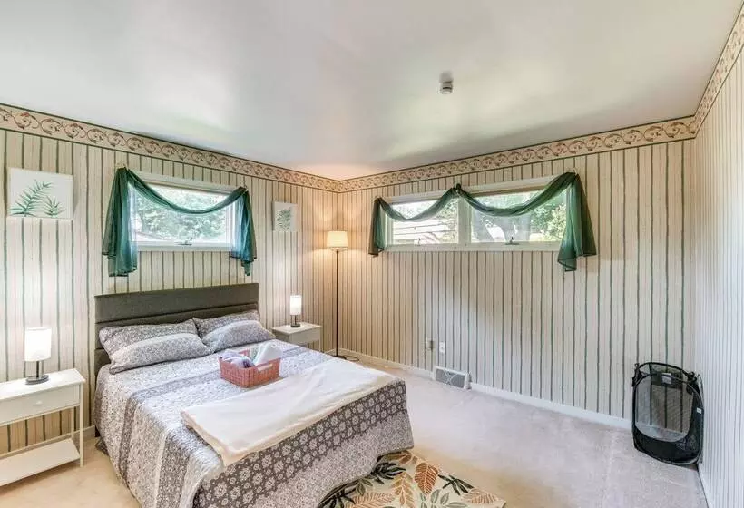 Sinking Spring Home W/ Large Sunroom & Fire Pit!