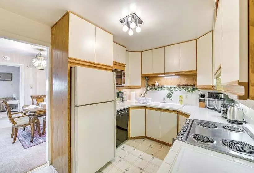 Sinking Spring Home W/ Large Sunroom & Fire Pit!