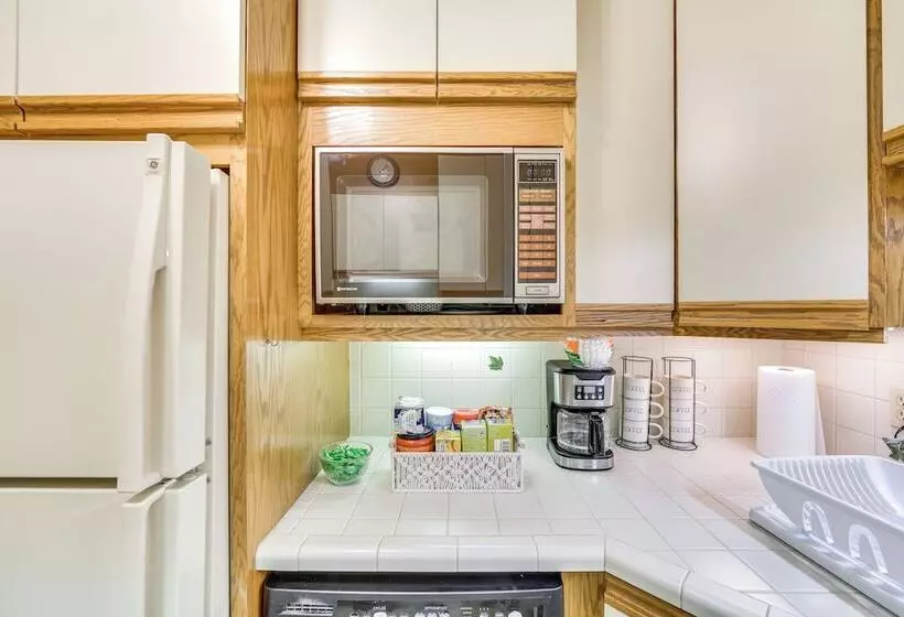 Sinking Spring Home W/ Large Sunroom & Fire Pit!