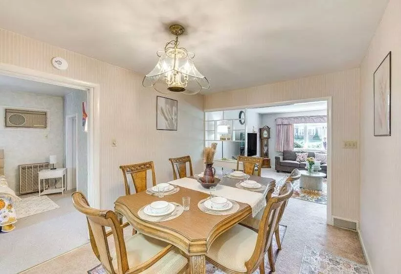 Sinking Spring Home W/ Large Sunroom & Fire Pit!