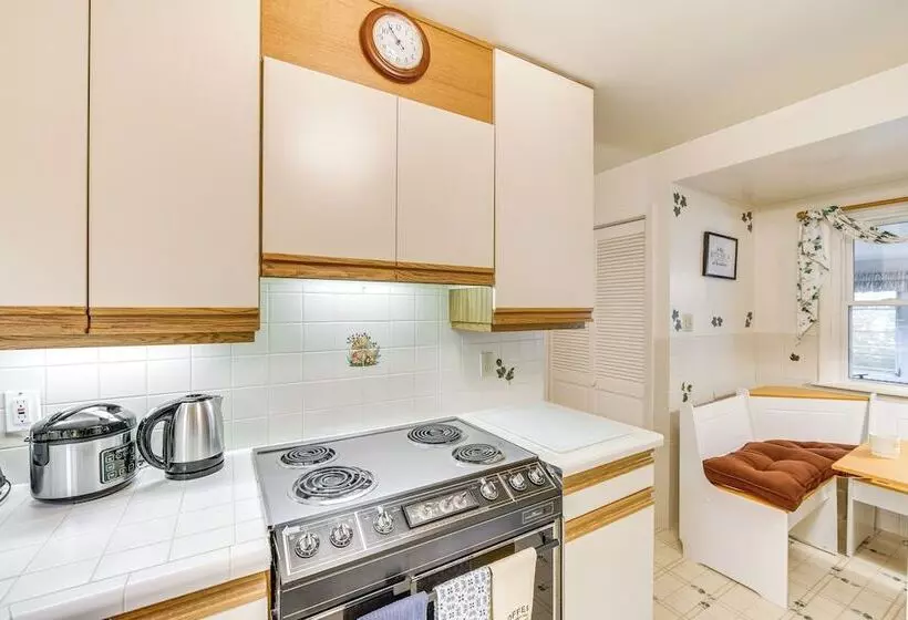 Sinking Spring Home W/ Large Sunroom & Fire Pit!