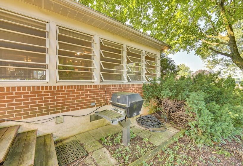 Sinking Spring Home W/ Large Sunroom & Fire Pit!