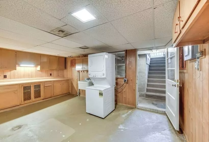 Sinking Spring Home W/ Large Sunroom & Fire Pit!