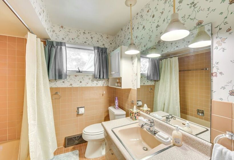 Sinking Spring Home W/ Large Sunroom & Fire Pit!