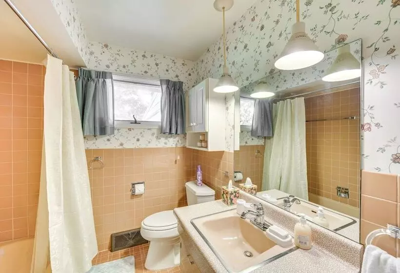 Sinking Spring Home W/ Large Sunroom & Fire Pit!