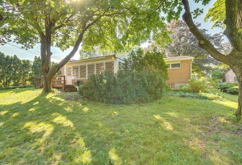 Sinking Spring Home W/ Large Sunroom & Fire Pit!