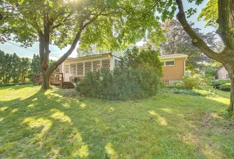 Sinking Spring Home W/ Large Sunroom & Fire Pit!