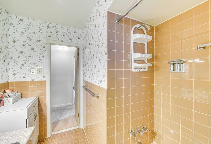 Sinking Spring Home W/ Large Sunroom & Fire Pit!