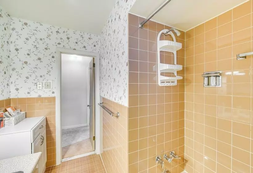 Sinking Spring Home W/ Large Sunroom & Fire Pit!