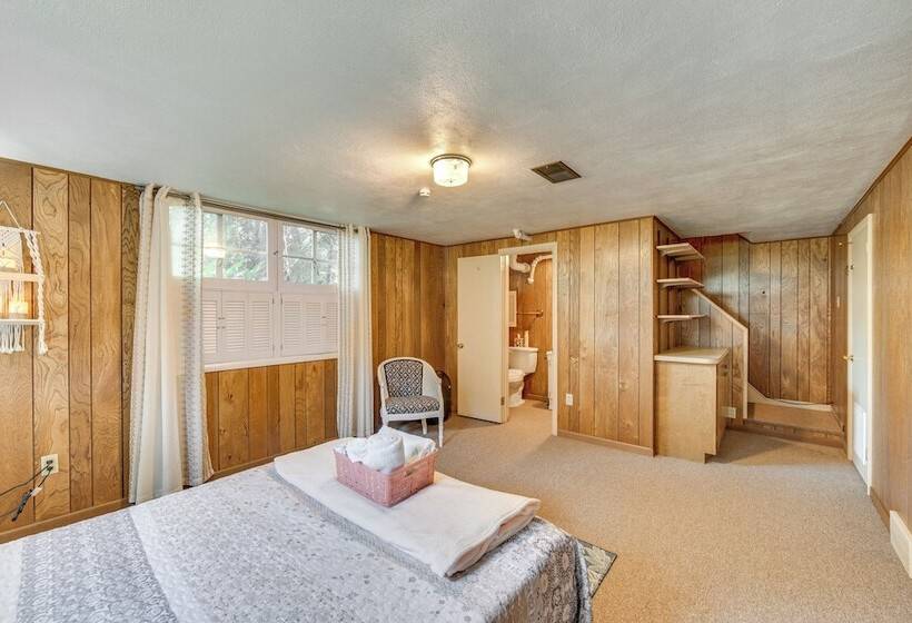 Sinking Spring Home W/ Large Sunroom & Fire Pit!