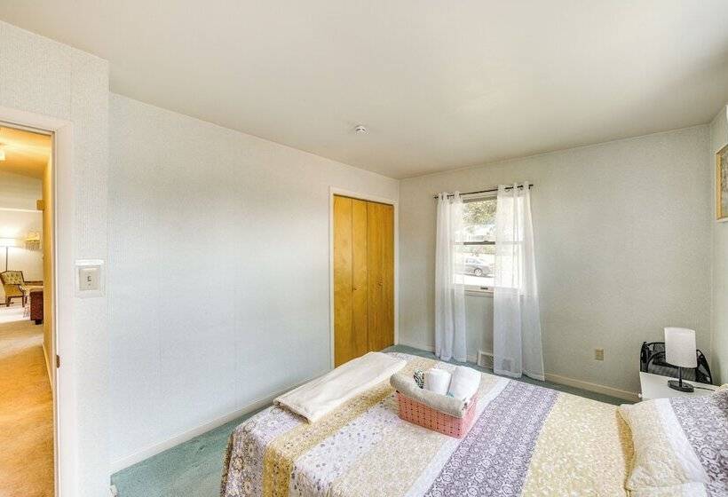 Sinking Spring Home W/ Large Sunroom & Fire Pit!