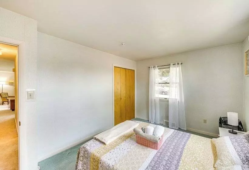 Sinking Spring Home W/ Large Sunroom & Fire Pit!