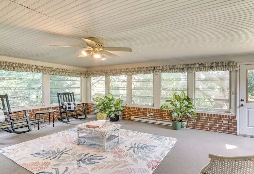 Sinking Spring Home W/ Large Sunroom & Fire Pit!