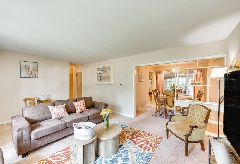 Sinking Spring Home W/ Large Sunroom & Fire Pit!