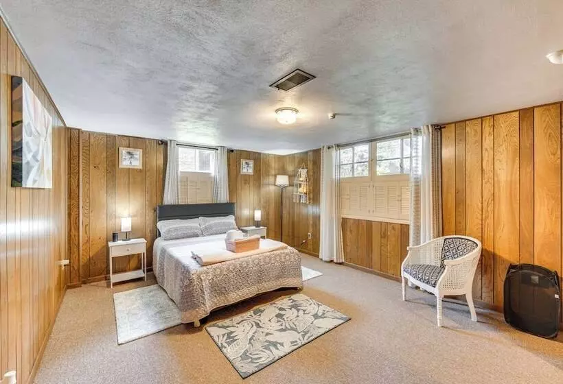 Sinking Spring Home W/ Large Sunroom & Fire Pit!