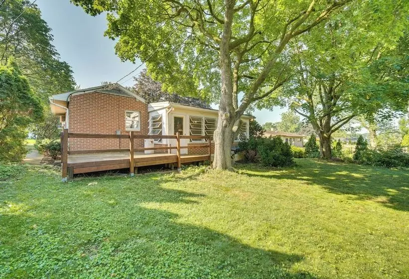 Sinking Spring Home W/ Large Sunroom & Fire Pit!