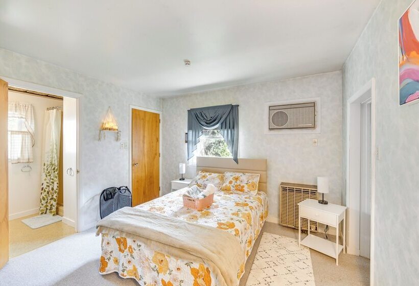 Sinking Spring Home W/ Large Sunroom & Fire Pit!