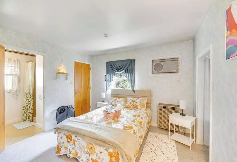 Sinking Spring Home W/ Large Sunroom & Fire Pit!