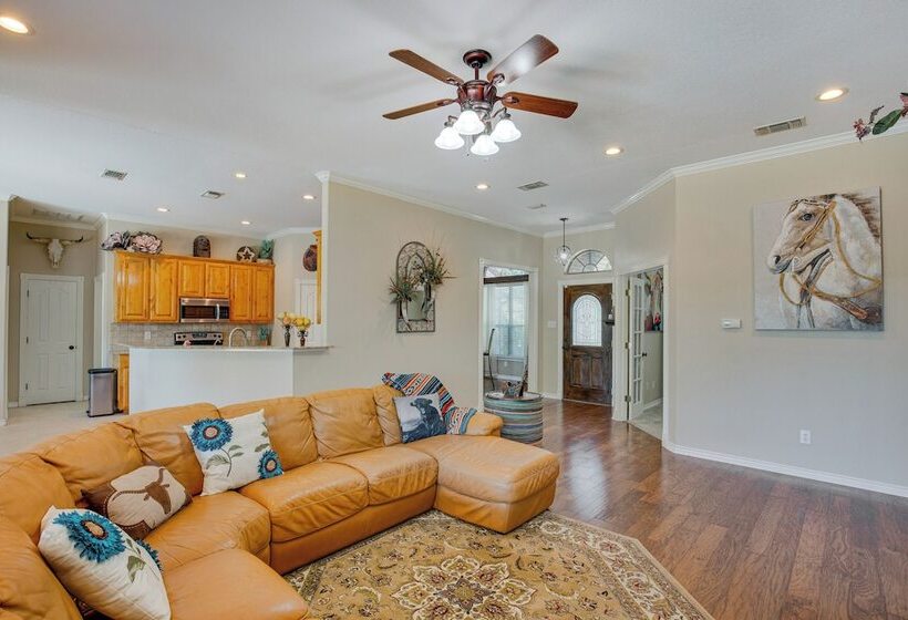 Sunny Stephenville Home W/ Pool: 4 Mi To Downtown