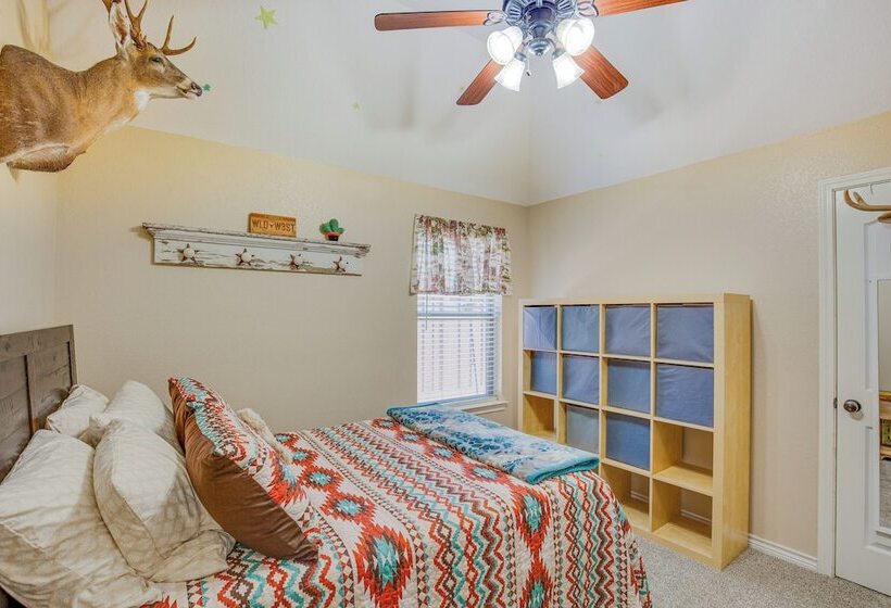 Sunny Stephenville Home W/ Pool: 4 Mi To Downtown