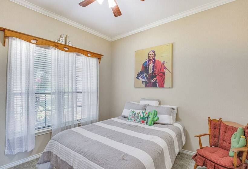 Sunny Stephenville Home W/ Pool: 4 Mi To Downtown