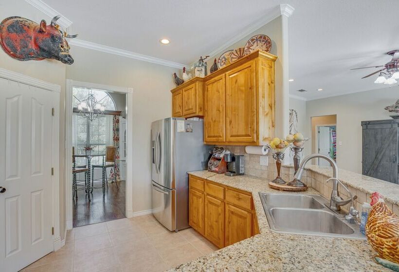 Sunny Stephenville Home W/ Pool: 4 Mi To Downtown