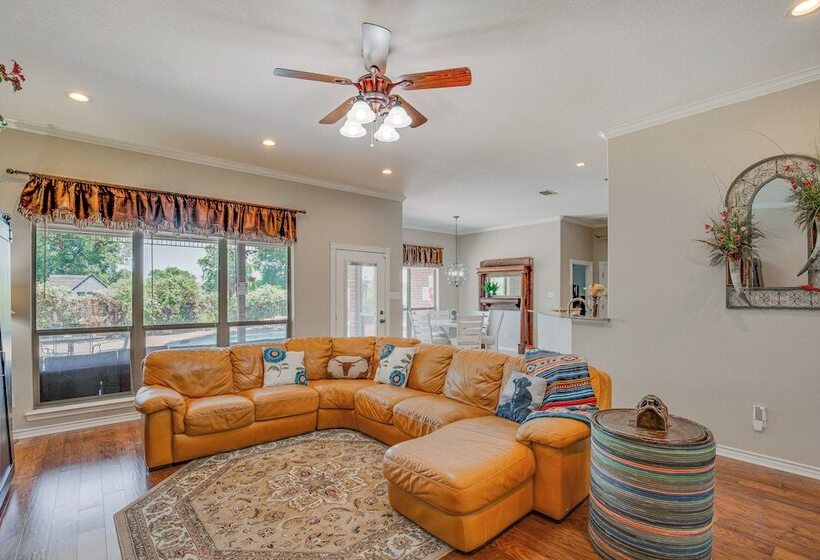 Sunny Stephenville Home W/ Pool: 4 Mi To Downtown