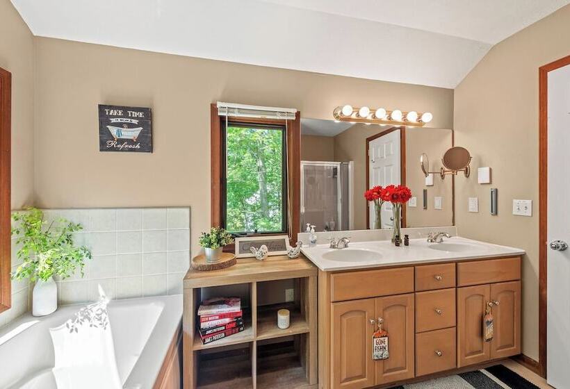 The Great Escape By Avantstay Game Room, Hot Tub