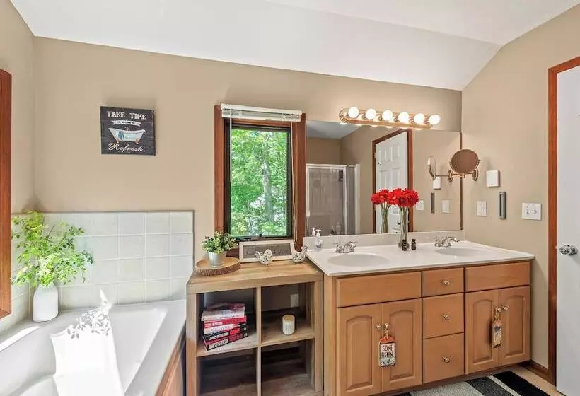 The Great Escape By Avantstay Game Room, Hot Tub